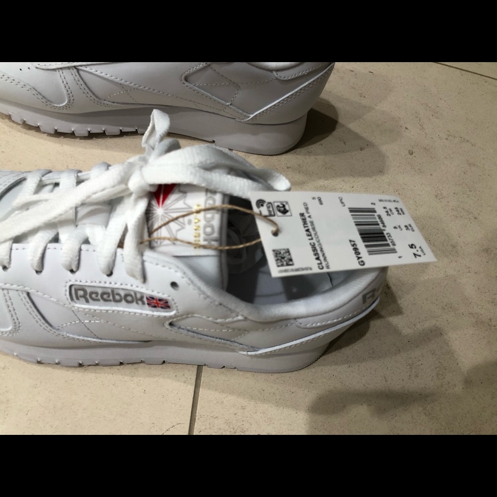 NWT Reebok ladies running shoe - Picture 3 of 4